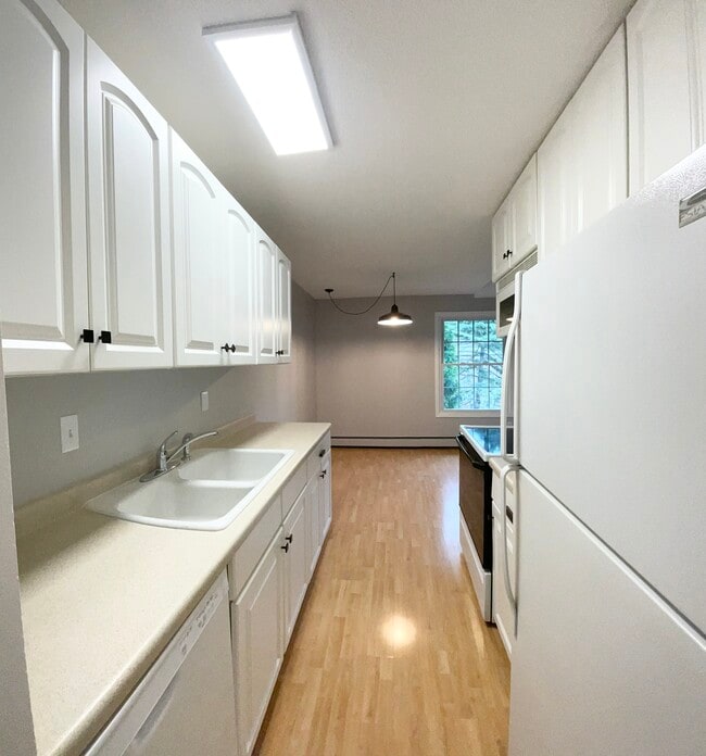 Foto del edificio - 4500 Cedar Lake Rd S