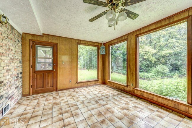 Building Photo - 2889 Bonanza Dr