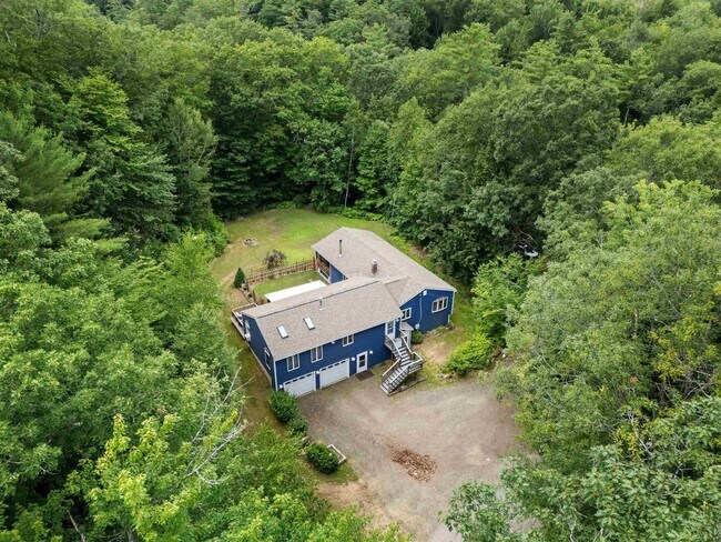 Foto del edificio - 241 Clough Pond Rd