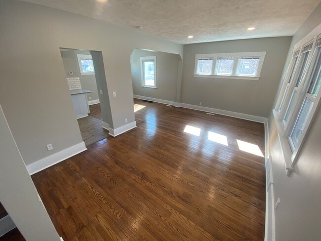 Building Photo - Newly Renovated 3 Bed 2 Bath Home