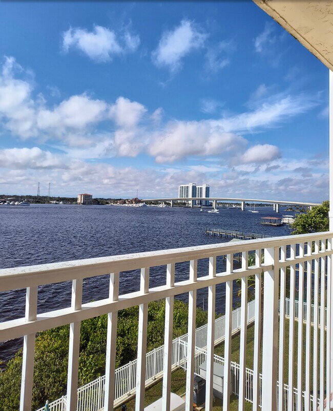 Foto del edificio - 145 N Halifax Ave