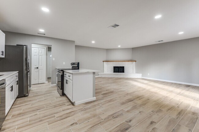 Building Photo - 5710 Ridgecove Dr