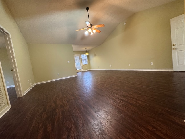 Foto del edificio - 255 Fox Creek Ct