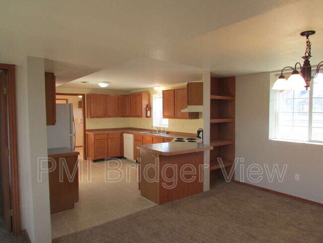 Building Photo - 510 S Circle Dr