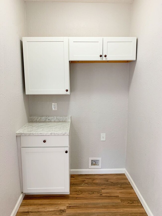 Building Photo - Renovated Throughout...550 Leslie Ave, Woo...