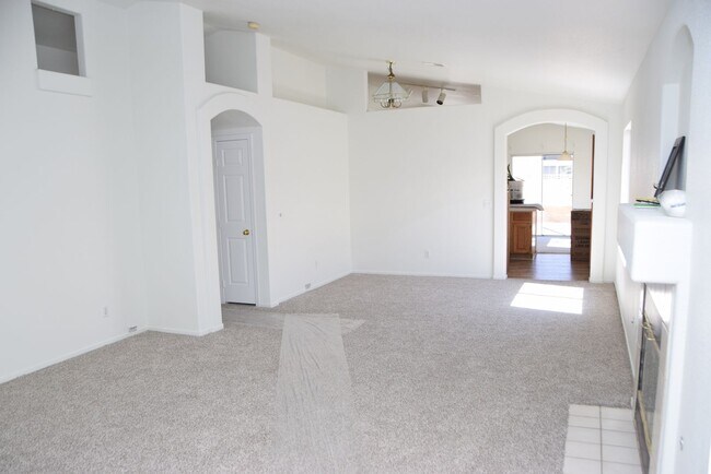 Foto del edificio - BEAUTIFUL 4 BEDROOM, 2 BATH SINGLE-STORY H...