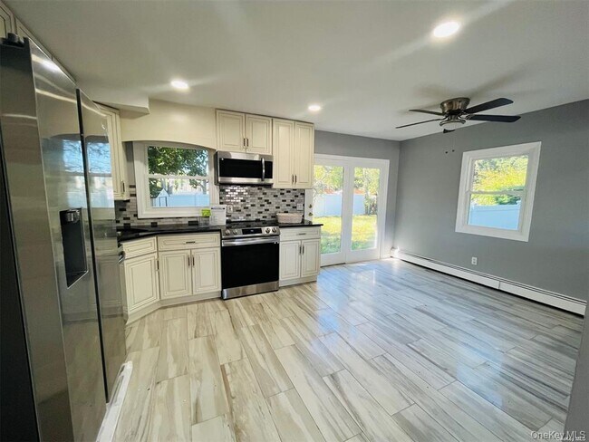 Foto del edificio - 200 Hicksville Rd