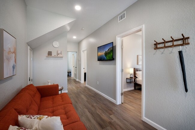 Foto del edificio - Prime Location! Beautifully Updated 3-Bedroom Duplex Near The Pearl & Downtown
