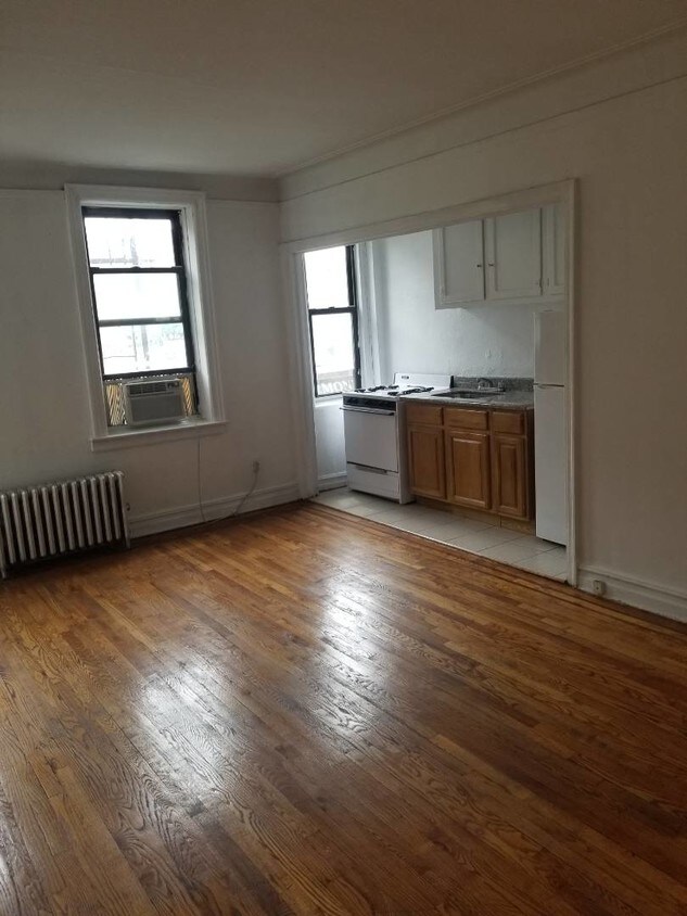 Primary Photo - 47-41-47-41 41st St