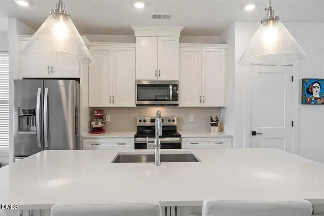 Building Photo - Room in Townhome on Billingshurst Wy