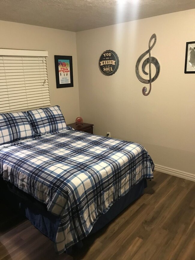 Building Photo - ALL utilities Included 2 Bedroom UNDER $1500