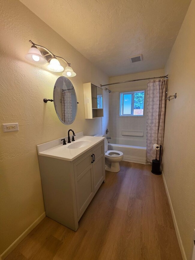 Building Photo - Charming 3 bedroom 1