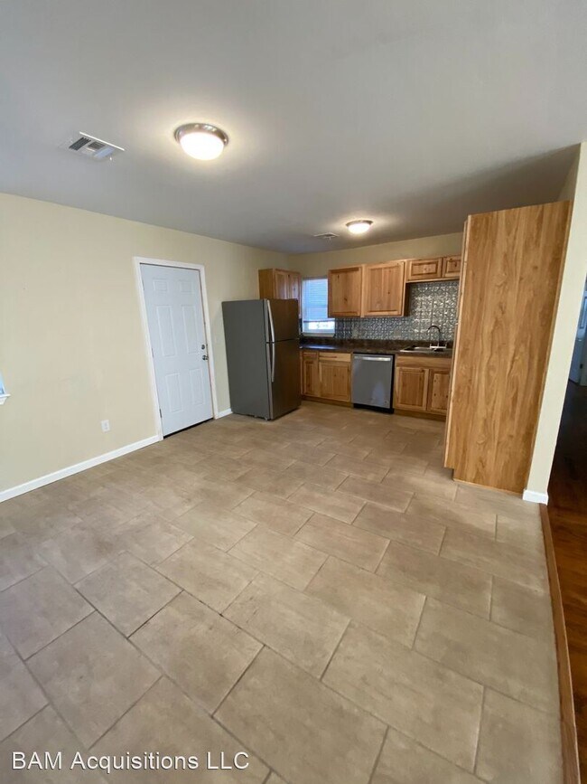 Building Photo - 4 br, 2 bath House - 212 W. Midland St.