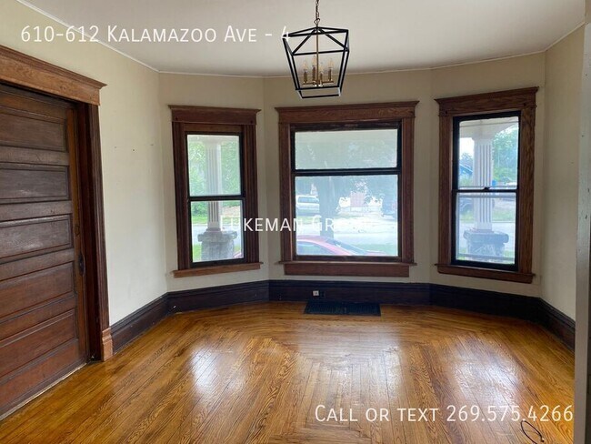 Foto del edificio - 610-612 Kalamazoo Ave-4