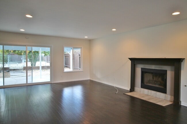 Foto del edificio - LARGE Gorgeous Pool Home Rare-5 bedroom ov...