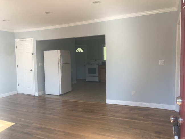 Building Photo - Quiet East Ridge Duplex