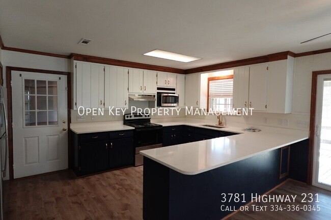 Foto del edificio - Stunningly updated 3-bedroom 3-bath ideal ...