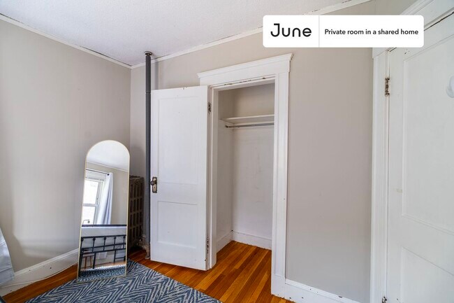 Foto del edificio - Private bedroom in 4 bed/1 bath Home