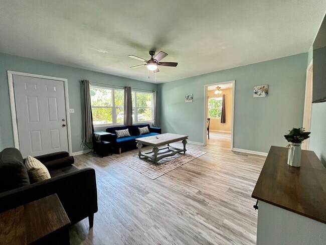 Foto del edificio - Adorable 2/1 fully furnished newly renovat...