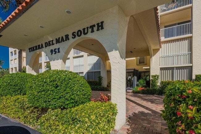 Building Photo - 951 De Soto Rd