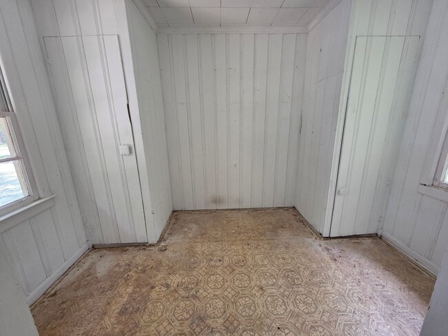 Building Photo - Nice Home with Fenced Yard