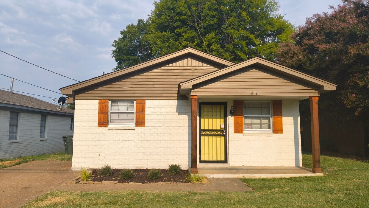 Primary Photo - 4 bedroom 1 bath home for lease