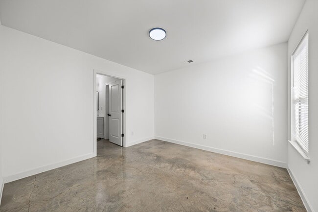 Building Photo - 2853-2855 CHOCTAW AVE