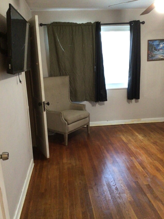 Building Photo - 163 Elmira St SW