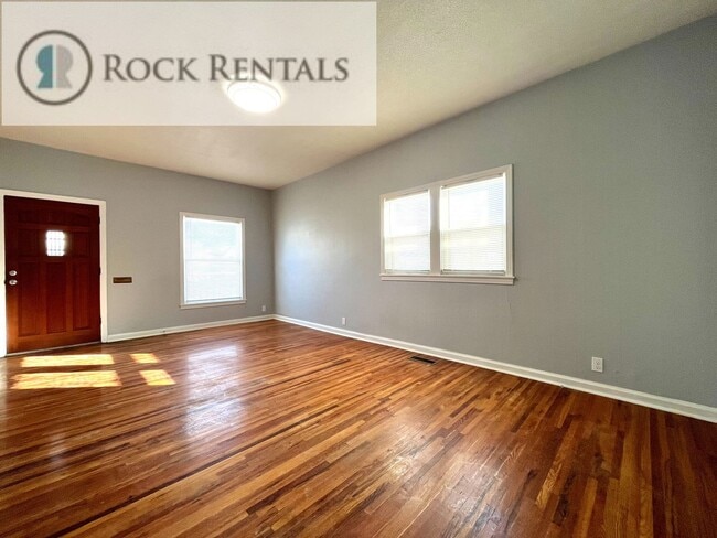 Building Photo - 3 Bed 1 Bath with Car Port