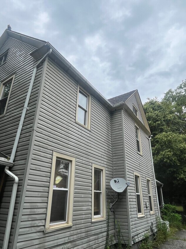 Building Photo - Section 8 Accepted! Spacious Newly Renovat...