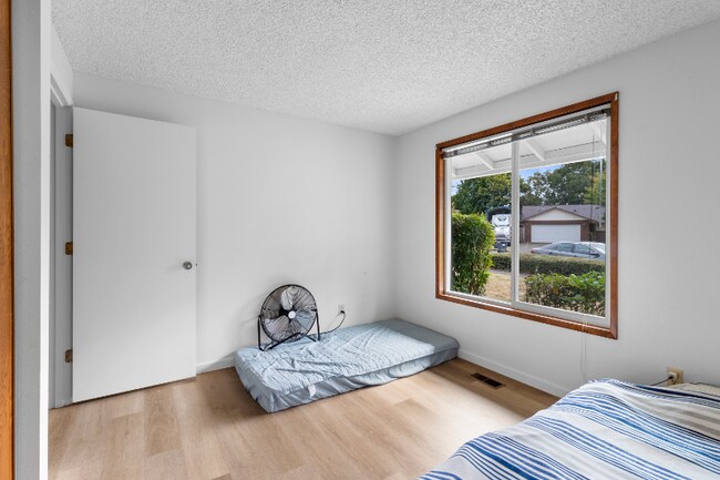 Foto del edificio - 2545 NE Maple Ave