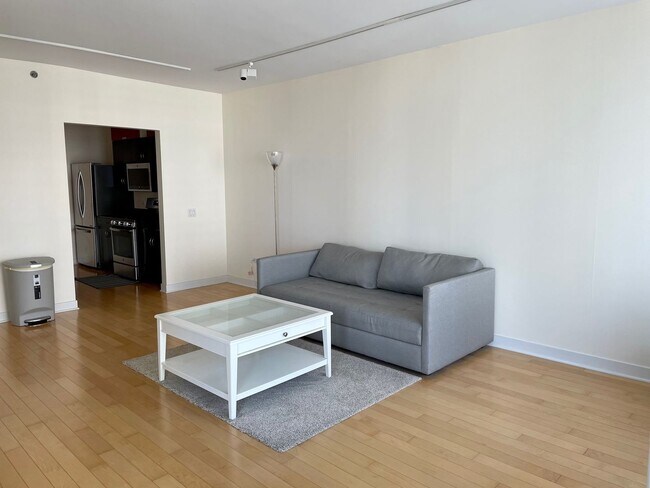 Building Photo - Luxury 1bed/1bath AVAILABLE in the LOOP
