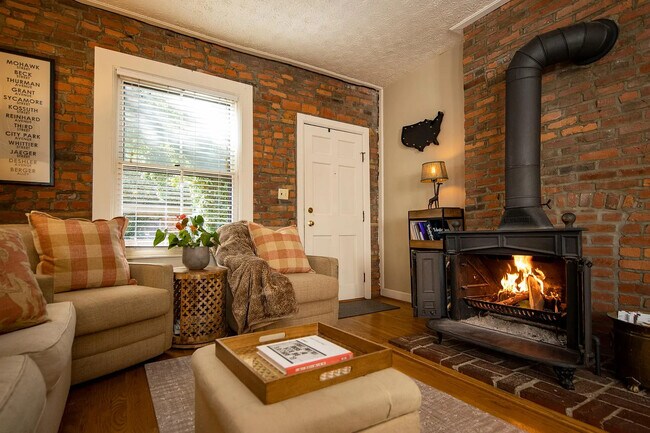 Foto del edificio - 594 Briggs St