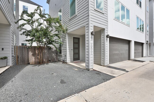 Building Photo - 4811 Martin Oaks Ln