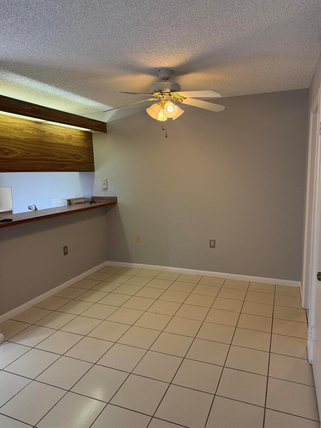 Building Photo - 1603 16th Way