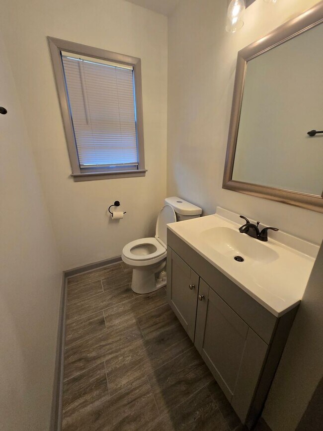 Foto del edificio - Fully Renovated Beauty with Spacious Kitchen, Separate Living Areas & Modern LVP Flooring