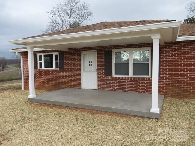 Foto del edificio - 7510 Palm Tree Church Rd