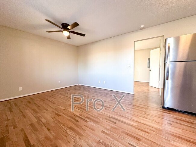 Foto del edificio - 1037 Happy Hollow Rd