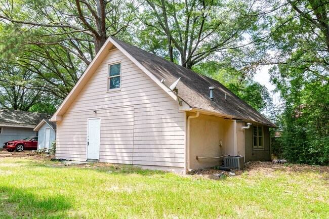 Building Photo - 2502 Rosebud Rd