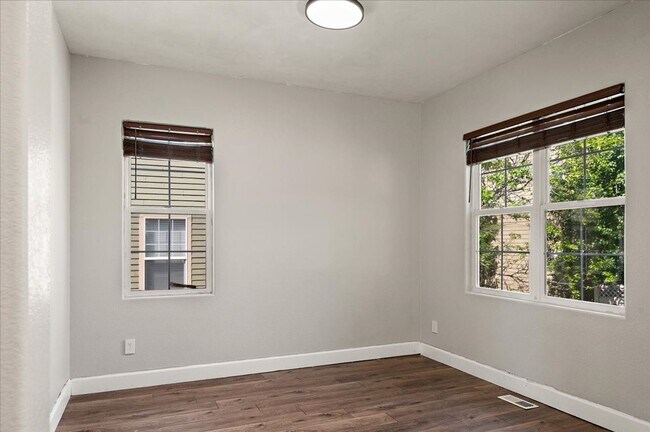Foto del edificio - Spacious 4-Bedroom Home with Loft, Bonus Room, and Nearly 3,000 Sq. Ft. of Living Space!