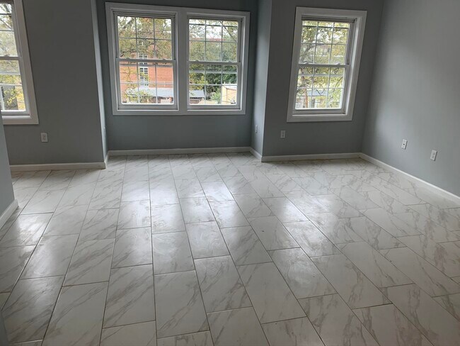 Foto del edificio - 452 Mallory Ave