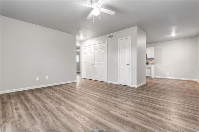 Building Photo - 2 Bed, 1 Bath Apartment in Bryan!