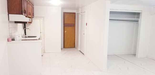 Building Photo - Spacious,renovated high ceiling(7.5 ft) ba...