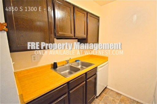 Foto principal - Stunning 2 Bedroom Holladay Condo! No Depo...