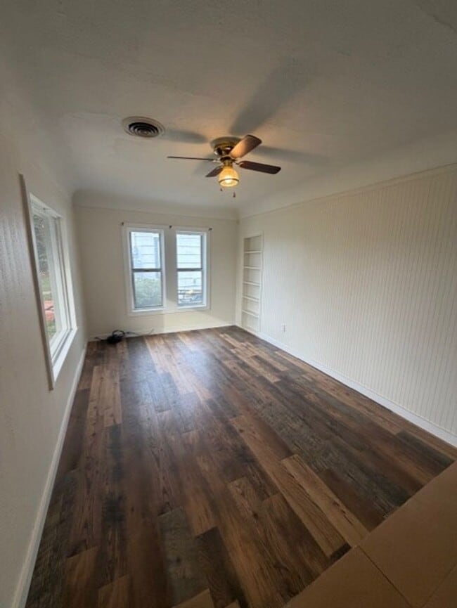 Foto del edificio - Stylish & Updated 2-Bedroom Home