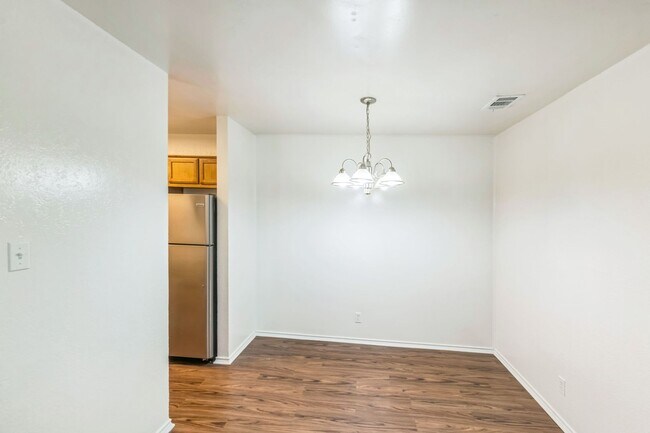 Foto del edificio - Bright and Open Three Bedroom Duplex!!!