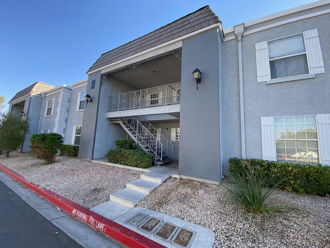 Foto principal - BEAUTIFUL 2 BEDROOM 1.5 BATHROOM CONDO