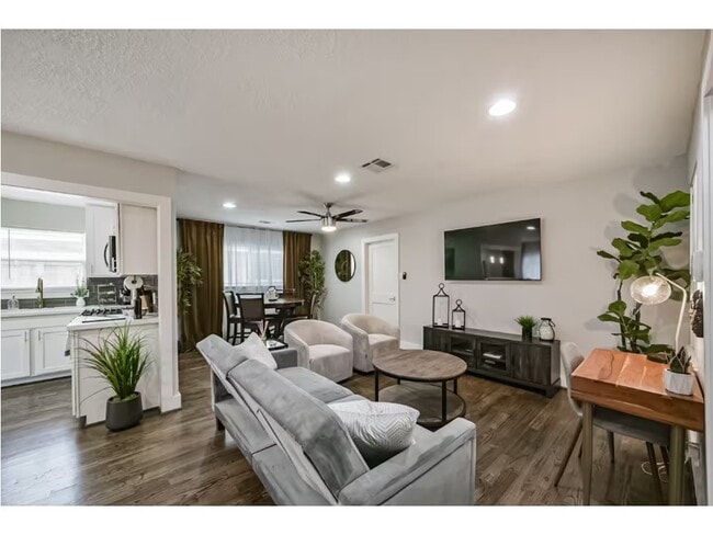 Building Photo - 5719 Viking Dr