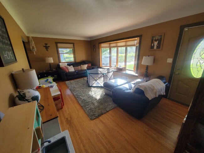Foto del edificio - Charming 4-Bedroom Home for Rent in White ...