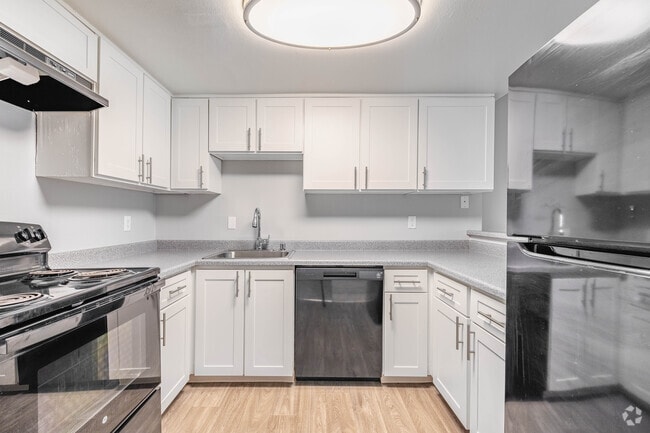 2BR, 2BA - 1,185SF - Kitchen - Majestic Bay